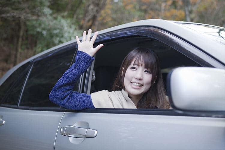 車に乗る女性